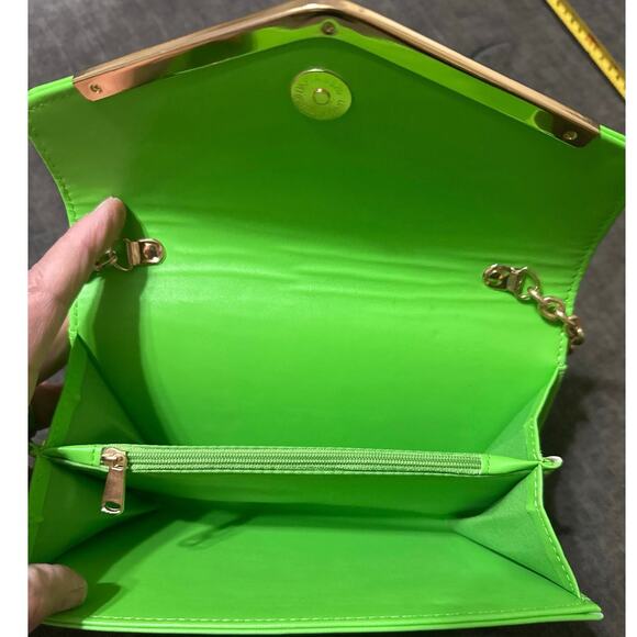 The Sasha By Bajeyah Eaddy, “The Sasha Clutch”
brand new W\O tags & Box in Green - Picture 8 of 8